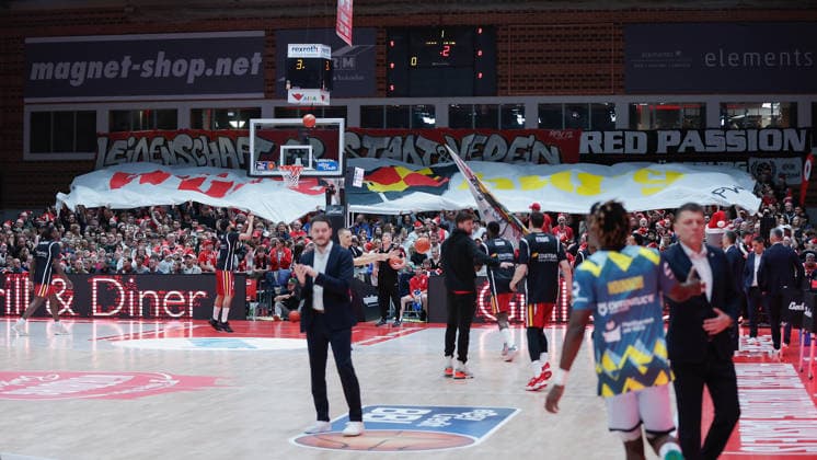 In the picture choreography of the Wuerzburg Baskets fans 05 12 2025, Basketball, Fitness First Wuerzburg Baskets vs EWE Baskets Oldenburg, easyCredit BBL, Matchday 9, Germany, Wuerzburg, tectake Arena, Copyright: HMBxMedia xJulienxBecker