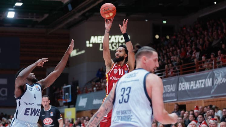 In the picture from left Brian Fobbs EWE Baskets Oldenburg vs Davion Mintz Wuerzburg Baskets, 10 05 12 2025, Basketball, Fitness First Wuerzburg Baskets vs EWE Baskets Oldenburg, easyCredit BBL, Matchday 9, Germany, Wuerzburg, tectake Arena, Copyright: HMBxMedia xJulienxBecker