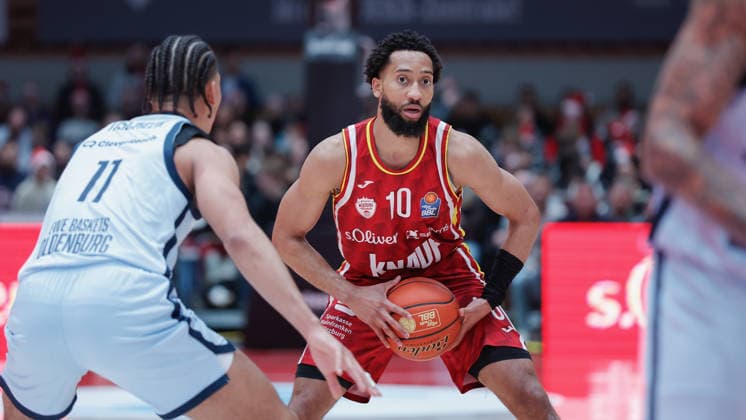 In the picture from left Nicholas Tischler EWE Baskets Oldenburg vs Davion Mintz Wuerzburg Baskets, 10 05 12 2025, Basketball, Fitness First Wuerzburg Baskets vs EWE Baskets Oldenburg, easyCredit BBL, Matchday 9, Germany, Wuerzburg, tectake Arena, Copyright: HMBxMedia xJulienxBecker