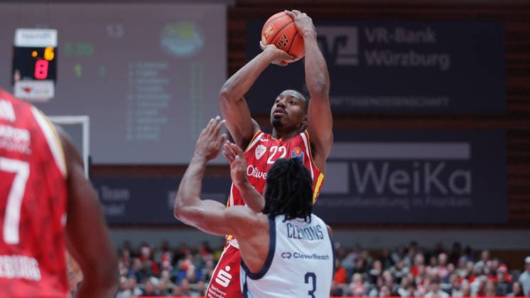 In the picture from left Johnathan Stove Wuerzburg Baskets, 22 against Christopher Clemons EWE Baskets Oldenburg 05 12 2025, Basketball, Fitness First Wuerzburg Baskets vs EWE Baskets Oldenburg, easyCredit BBL, Matchday 9, Germany, Wuerzburg, tectake Arena, Copyright: HMBxMedia xJulienxBecker