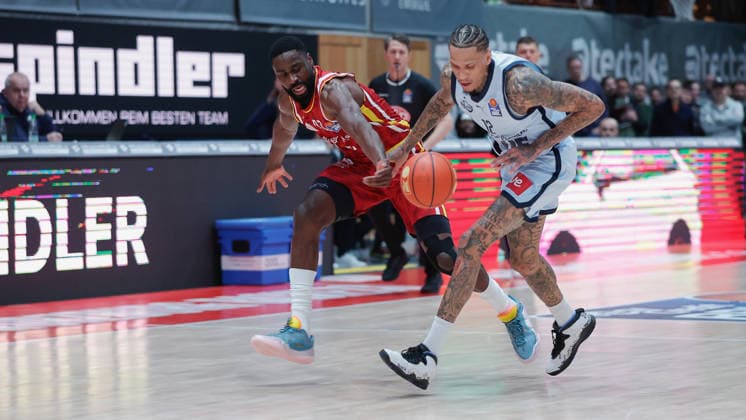 In the picture from left Eddy Edigin Wuerzburg Baskets, 27 against Michale Kyser EWE Baskets Oldenburg 05 12 2025, Basketball, Fitness First Wuerzburg Baskets vs EWE Baskets Oldenburg, easyCredit BBL, Matchday 9, Germany, Wuerzburg, tectake Arena, Copyright: HMBxMedia xJulienxBecker