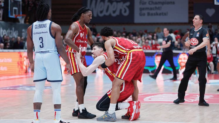 In the picture from left Christopher Clemons EWE Baskets Oldenburg and next to him Marcus Carr Wuerzburg Baskets, 5 , Alen Pjanic Wuerzburg Baskets, 35 and Davion Mintz Wuerzburg Baskets, 10 05 12 2025, Basketball, Fitness First Wuerzburg Baskets vs EWE Baskets Oldenburg, easyCredit BBL, Matchday 9, Germany, Wuerzburg, tectake Arena, Copyright: HMBxMedia xJulienxBecker