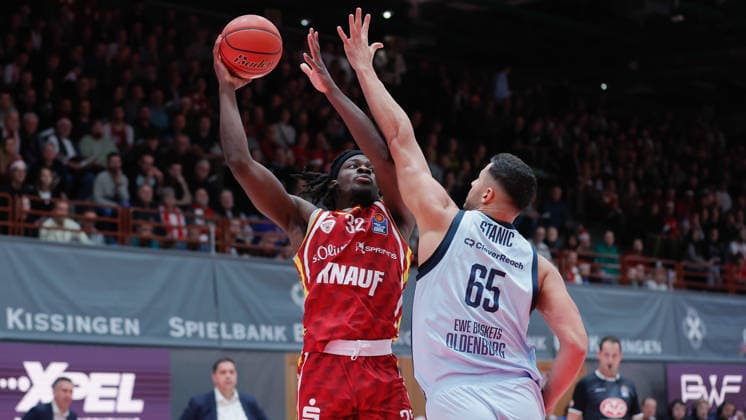 In the picture from left Charles Thompson Wuerzburg Baskets, 32 vs Filip Stanic EWE Baskets Oldenburg 05 12 2025, Basketball, Fitness First Wuerzburg Baskets vs EWE Baskets Oldenburg, easyCredit BBL, Matchday 9, Germany, Wuerzburg, tectake Arena, Copyright: HMBxMedia xJulienxBecker