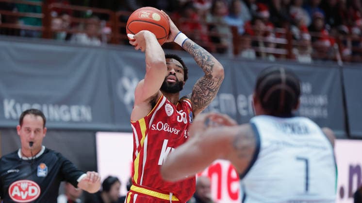 In the picture from left David Muenkat Wuerzburg Baskets, 55 against Dakarai Tucker EWE Baskets Oldenburg 05 12 2025, Basketball, Fitness First Wuerzburg Baskets vs EWE Baskets Oldenburg, easyCredit BBL, Matchday 9, Germany, Wuerzburg, tectake Arena, Copyright: HMBxMedia xJulienxBecker