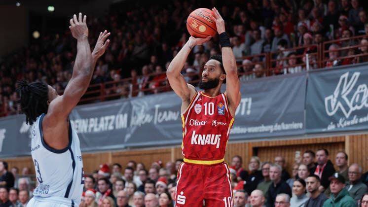 In the picture from left Christopher Clemons EWE Baskets Oldenburg vs Davion Mintz Wuerzburg Baskets, 10 05 12 2025, Basketball, Fitness First Wuerzburg Baskets vs EWE Baskets Oldenburg, easyCredit BBL, Matchday 9, Germany, Wuerzburg, tectake Arena, Copyright: HMBxMedia xJulienxBecker
