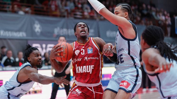 In the picture from left Christopher Clemons EWE Baskets Oldenburg , Marcus Carr Wuerzburg Baskets, 5 and Nicholas Tischler EWE Baskets Oldenburg 05 12 2025, Basketball, Fitness First Wuerzburg Baskets vs EWE Baskets Oldenburg, easyCredit BBL, Matchday 9, Germany, Wuerzburg, tectake Arena, Copyright: HMBxMedia xJulienxBecker