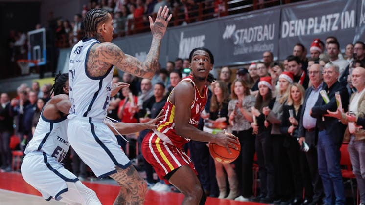 In the picture from left Christopher Clemons EWE Baskets Oldenburg , Michale Kyser EWE Baskets Oldenburg and Marcus Carr Wuerzburg Baskets, 5 05 12 2025, Basketball, Fitness First Wuerzburg Baskets vs EWE Baskets Oldenburg, easyCredit BBL, Matchday 9, Germany, Wuerzburg, tectake Arena, Copyright: HMBxMedia xJulienxBecker