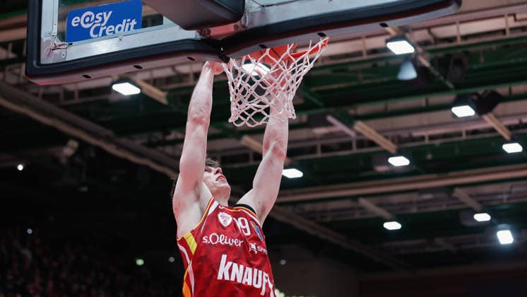In the picture Christian Skladanowski Wuerzburg Baskets, 19 with the dunk 05 12 2025, Basketball, Fitness First Wuerzburg Baskets vs EWE Baskets Oldenburg, easyCredit BBL, Matchday 9, Germany, Wuerzburg, tectake Arena, Copyright: HMBxMedia xJulienxBecker