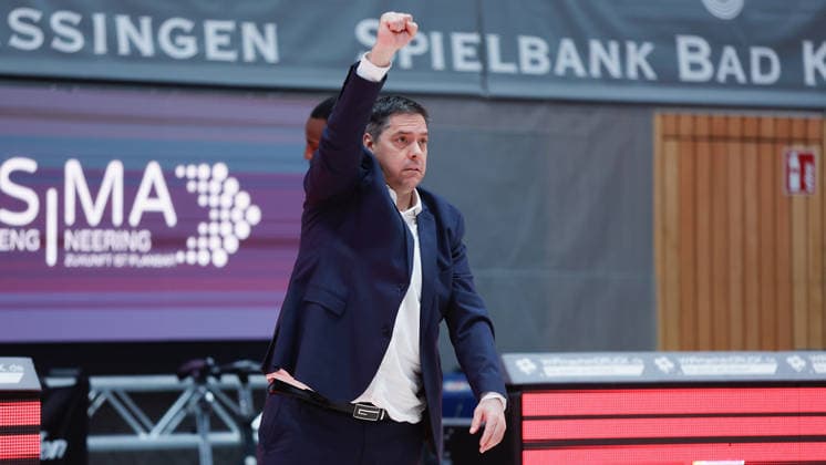In the picture Head Coach Sasa Filipovski Wuerzburg Baskets with instructions 05 12 2025, Basketball, Fitness First Wuerzburg Baskets vs EWE Baskets Oldenburg, easyCredit BBL, Matchday 9, Germany, Wuerzburg, tectake Arena, Copyright: HMBxMedia xJulienxBecker