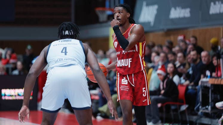 In the picture from left Brian Fobbs EWE Baskets Oldenburg vs Marcus Carr Wuerzburg Baskets, 5 05 12 2025, Basketball, Fitness First Wuerzburg Baskets vs EWE Baskets Oldenburg, easyCredit BBL, Matchday 9, Germany, Wuerzburg, tectake Arena, Copyright: HMBxMedia xJulienxBecker