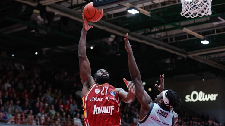 In the picture from left Eddy Edigin Wuerzburg Baskets, 27 vs Brian Fobbs EWE Baskets Oldenburg 05 12 2025, Basketball, Fitness First Wuerzburg Baskets vs EWE Baskets Oldenburg, easyCredit BBL, Matchday 9, Germany, Wuerzburg, tectake Arena, Copyright: HMBxMedia xJulienxBecker
