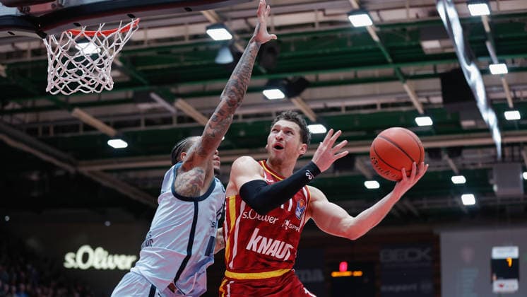 In the picture from left Michale Kyser EWE Baskets Oldenburg vs Brae Ivey Wuerzburg Baskets, 11 05 12 2025, Basketball, Fitness First Wuerzburg Baskets vs EWE Baskets Oldenburg, easyCredit BBL, Matchday 9, Germany, Wuerzburg, tectake Arena, Copyright: HMBxMedia xJulienxBecker