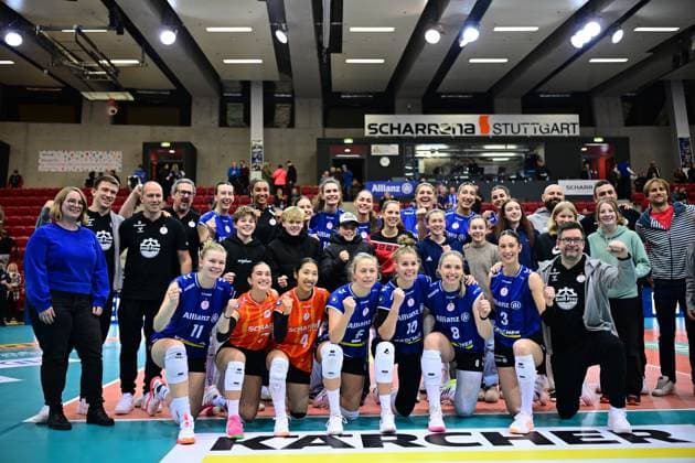 RECORD DATE NOT STATED Spielszene mit Leilani Slacanin (2; Allianz MTV Stuttgart), Daniel Ramirez Santana (995; Allianz MTV Stuttgart), Lydia Grote (5; Allianz MTV Stuttgart), Julia De Paula Viana (17; Allianz MTV Stuttgart), Tim Stein (998; Allianz MTV Stuttgart) und weiteren Teammitgliedern 1. Volleyball Bundesliga Frauen: Allianz MTV Stuttgart gegen VfB Suhl LOTTO Thüringen, am 05.12.2025. Spielszene mit Leilani Slacanin (2; Allianz MTV Stuttgart) und Team Copyright: xMichaelxGelhardtx