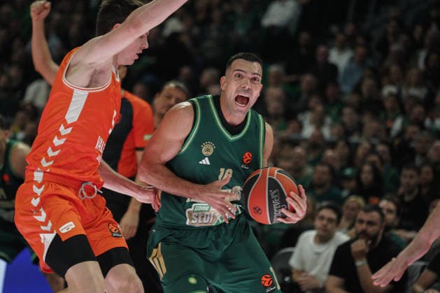 December 5, 2025, Athens, Athens, Greece: KOSTAS SLOUKAS in action during the EuroLeague regular season, matchday 14, between Panathinaikos Aktor BC andValencia at Telekom Center Athens on November 20, 2025 Athens Greece - ZUMAa226 20251205_zip_a226_003 Copyright: xGiorgosxArapekosx