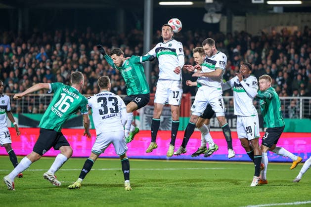 05 12 2025, Football, Preußen Münster Hannover 96, 2 Fußball Bundesliga, Preußenstadion, Saison 2025 2026 Strafraumaktion der hannover Strafraum ist in der Nachspielzeit unter starker Beschuss v l Torge Paetow Preussen Muenster 16 Maurice Neubauer Hannover96 33 xm14 Bastian Allgeier Hannover96 17 Boris Tomiak Hannover96 03 Ime Okon Hannover96 20 Lars Lokotsch Preussen Muenster 13 DFB regulations prohibit any use of photographs as image sequences and or quasi video Nordrhein Westfalen Germany