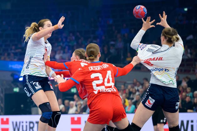 Handball, Womens World Championship, Czech Republic Norway from left Kristine Breistoel Norway with the pass to Maren Aardahl Norway , Eliska Desortova Czech Republic Dortmund Hotel Nordrhein Westfalen Germany