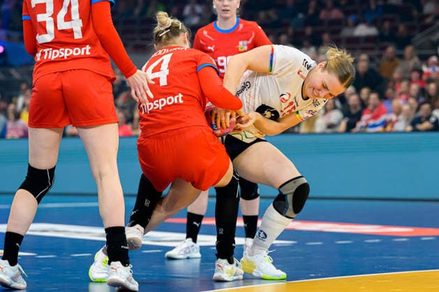 Handball, Womens World Championship, Czech Republic Norway from left in duel Kamila Kordovska Czech Republic and Vilde Ingstad Norway Dortmund Hotel Nordrhein Westfalen Germany