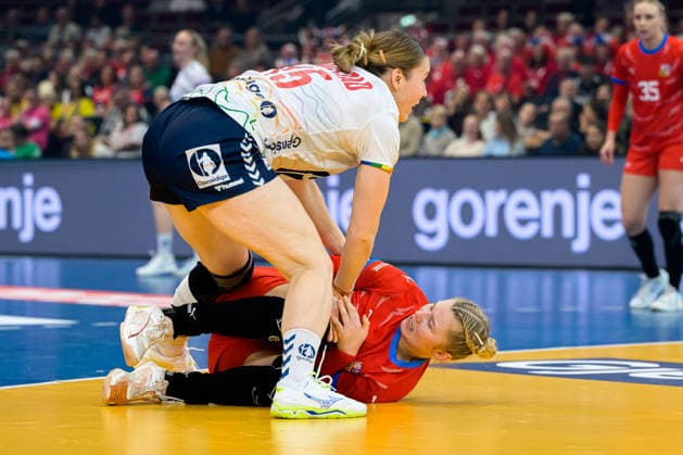 Handball, Womens World Championship, Czech Republic Norway from left in duel Kamila Kordovska Czech Republic and Vilde Ingstad Norway Dortmund Hotel Nordrhein Westfalen Germany