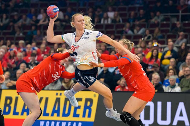 Handball, Womens World Championship, Czech Republic Norway from left in duel Julie Frankova Czech Republic , Henny Reistad Norway , Valerie Smetkova Czech Republic Dortmund Hotel Nordrhein Westfalen Germany