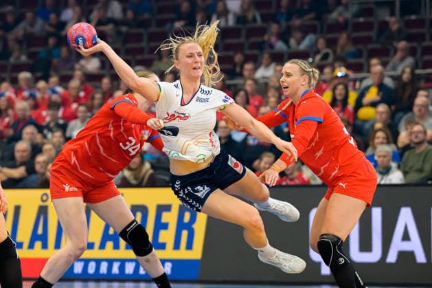 Handball, Womens World Championship, Czech Republic Norway from left in duel Julie Frankova Czech Republic , Henny Reistad Norway , Valerie Smetkova Czech Republic Dortmund Hotel Nordrhein Westfalen Germany