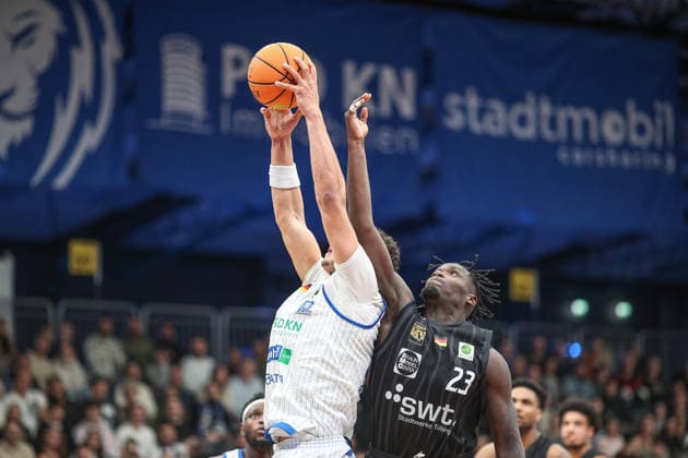 Maurice Marko Pluskota PS Karlsruhe LIONS, 23 grabs the rebound against Melkisedek Kwaku Moreaux Tigers Tuebingen, 23 , PS Karlsruhe LIONS vs Tigers Tuebingen, Basketball ProA 2 Bundesliga, 11 Matchday, Season 2025 2026, 05 12 2025, PS Karlsruhe LIONS vs Tigers Tuebingen, Basketball ProA 2 Bundesliga, 11 Matchday, Season 2025 2026, 05 12 2025 Karlsruhe Copyright: xEibner-Pressefoto JanxPrihodax EP_JPA