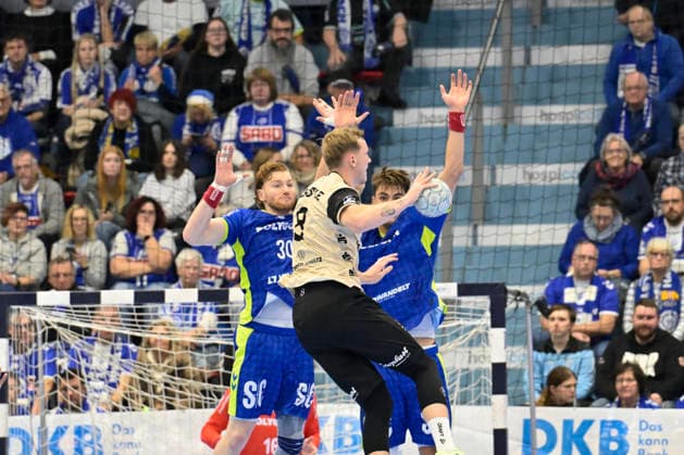 GER, 1 Daikin HBL , BHC06, VFL Gummersbach vs BHC06 5 12 2025, Gummersbach, Schwalbe Arena, GER, 1 Daikin HBL25 26, 14 Matchday VFL Gummersbach vs BHC06 1 Liqui Moly HBL regulations prohibit any use of photographs as image sequences and or quasi video in the picture Nico Schöttle Bergischer HC 8 vs Tom Kiesler VFL Gummersbach 30 and Julian Köster VFL Gummersbach 7 NordphotoxGmbHx xFreund nph00018