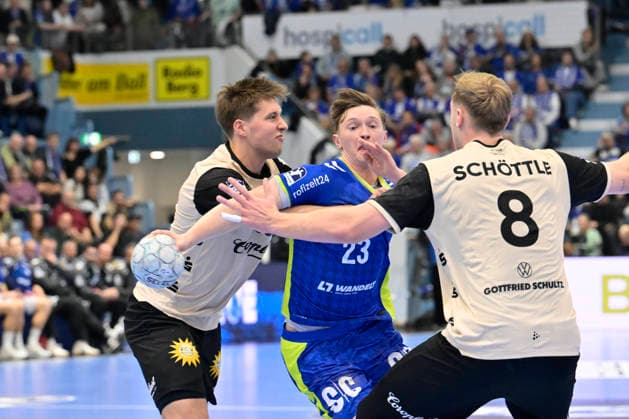 GER, 1 Daikin HBL , BHC06, VFL Gummersbach vs BHC06 5 12 2025, Gummersbach, Schwalbe Arena, GER, 1 Daikin HBL25 26, 14 Matchday VFL Gummersbach vs BHC06 1 Liqui Moly HBL regulations prohibit any use of photographs as image sequences and or quasi video in the picture Ole Pregler VFL Gummersbach 23 vs Lars Mitchell Kooij Bergischer HC 15 and Nico Schöttle Bergischer HC 8 NordphotoxGmbHx xFreund nph00018