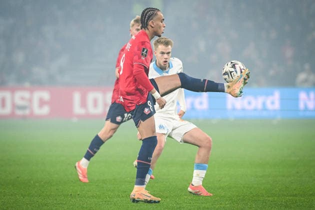 December 5, 2025, Villeneuve-D ascq, France, France: Ethan MBAPPE of Lille and Arthur VERMEEREN of Marseille during the Ligue 1 match between Lille OSC (LOSC) and Olympique de Marseille (OM) at Pierre Mauroy Stadium on December 05, 2025 in Villeneuve-d Ascq near Lille, France. Villeneuve-D ascq France - ZUMAm308 20251205_zsp_m308_002 Copyright: xMatthieuxMirvillex
