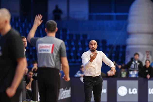 Demond Greene PS Karlsruhe LIONS, Head coach talks to the referee, PS Karlsruhe LIONS vs Tigers Tuebingen, Basketball ProA 2 Bundesliga, 11 Matchday, Season 2025 2026, 05 12 2025, PS Karlsruhe LIONS vs Tigers Tuebingen, Basketball ProA 2 Bundesliga, 11 Matchday, Season 2025 2026, 05 12 2025 Karlsruhe Copyright: xEibner-Pressefoto JanxPrihodax EP_JPA