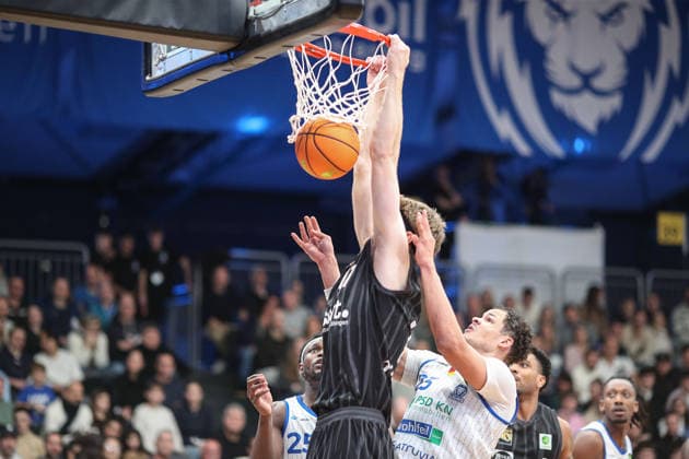Lukas Max Milner Tigers Tuebingen, 17 with a dunk against Maurice Marko Pluskota PS Karlsruhe LIONS, 23 , PS Karlsruhe LIONS vs Tigers Tuebingen, Basketball ProA 2 Bundesliga, 11 Matchday, Season 2025 2026, 05 12 2025, PS Karlsruhe LIONS vs Tigers Tuebingen, Basketball ProA 2 Bundesliga, 11 Matchday, Season 2025 2026, 05 12 2025 Karlsruhe Copyright: xEibner-Pressefoto JanxPrihodax EP_JPA