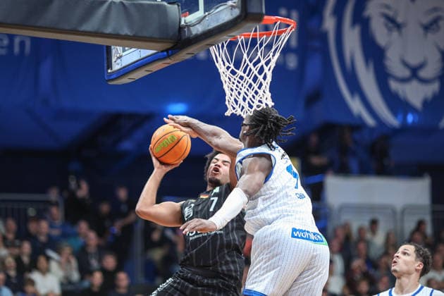 Wesley Chima Oba PS Karlsruhe LIONS, 07 blocks Silas Kaan Osezua Oriane Tigers Tuebingen, 07 , PS Karlsruhe LIONS vs Tigers Tuebingen, Basketball ProA 2 Bundesliga, 11 Matchday, Season 2025 2026, 05 12 2025, PS Karlsruhe LIONS vs Tigers Tuebingen, Basketball ProA 2 Bundesliga, 11 Matchday, Season 2025 2026, 05 12 2025 Karlsruhe Copyright: xEibner-Pressefoto JanxPrihodax EP_JPA