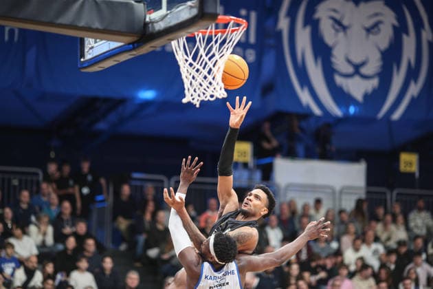 Bernard Joel Pelote III Tigers Tuebingen, 01 vs David Opowu Ejah PS Karlsruhe LIONS, 25 , PS Karlsruhe LIONS vs Tigers Tuebingen, Basketball ProA 2 Bundesliga, 11 Matchday, Season 2025 2026, 05 12 2025, PS Karlsruhe LIONS vs Tigers Tuebingen, Basketball ProA 2 Bundesliga, 11 Matchday, Season 2025 2026, 05 12 2025 Karlsruhe Copyright: xEibner-Pressefoto JanxPrihodax EP_JPA