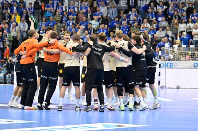 GER, 1 Daikin HBL , BHC06, VFL Gummersbach vs BHC06 5 12 2025, Gummersbach, Schwalbe Arena, GER, 1 Daikin HBL25 26, 14 Matchday VFL Gummersbach vs BHC06 1 Liqui Moly HBL regulations prohibit any use of photographs as image sequences and or quasi video in the picture the players of BHC are cheering NordphotoxGmbHx xFreund nph00018