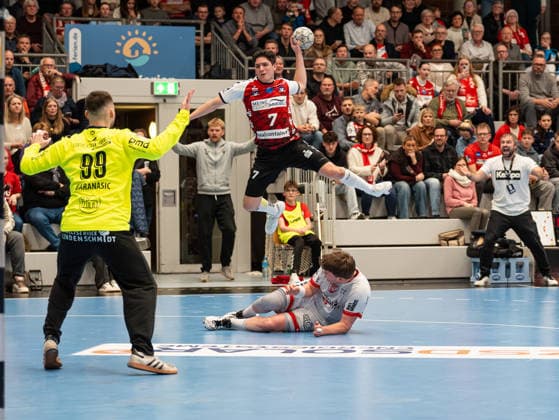 Kyan van Berlo HSG Nordhorn Lingen, 07 on a jump shot against Filip Baranasic TuS Ferndorf, 99 In the background is Ceven Klatt TuS Ferndorf, coach screaming HSG Nordhorn Lingen vs TuS Ferndorf, Handball, 2 Bundesliga, Matchday 14, Season 2025 2026, 05 12 2025 HSG Nordhorn Lingen vs TuS Ferndorf, Handball, 2 Bundesliga, Matchday 14, Season 2025 2026, 05 12 2025 Nordhorn Copyright: xEibner-Pressefoto DamianxKruczynx EP_DKI