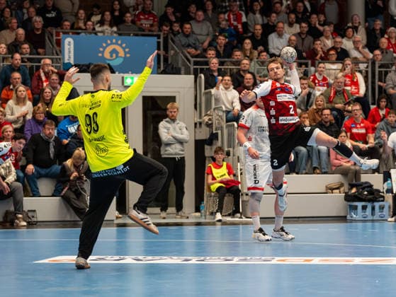 Filip Baranasic TuS Ferndorf, 99 tries to hold the throw of Frieder Bandlow HSG Nordhorn Lingen, 02 HSG Nordhorn Lingen vs TuS Ferndorf, Handball, 2 Bundesliga, Matchday 14, Season 2025 2026, 05 12 2025 HSG Nordhorn Lingen vs TuS Ferndorf, Handball, 2 Bundesliga, Matchday 14, Season 2025 2026, 05 12 2025 Nordhorn Copyright: xEibner-Pressefoto DamianxKruczynx EP_DKI