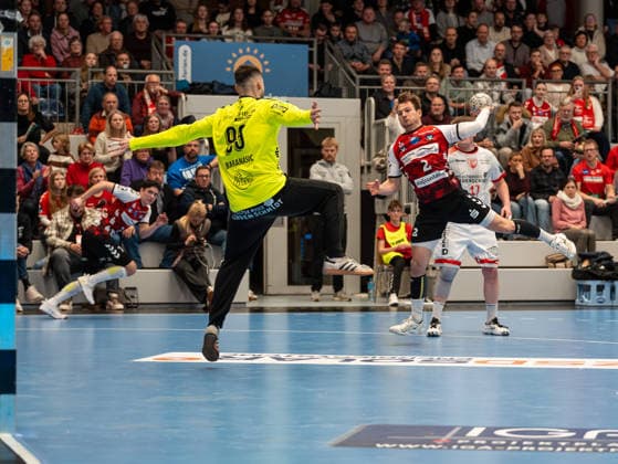 Filip Baranasic TuS Ferndorf, 99 tries to hold the throw of Frieder Bandlow HSG Nordhorn Lingen, 02 HSG Nordhorn Lingen vs TuS Ferndorf, Handball, 2 Bundesliga, Matchday 14, Season 2025 2026, 05 12 2025 HSG Nordhorn Lingen vs TuS Ferndorf, Handball, 2 Bundesliga, Matchday 14, Season 2025 2026, 05 12 2025 Nordhorn Copyright: xEibner-Pressefoto DamianxKruczynx EP_DKI