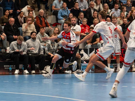 Frieder Bandlow HSG Nordhorn Lingen, 02 running towards the goal Julius Meyer Siebert TuS Ferndorf, 05 tries to block him HSG Nordhorn Lingen vs TuS Ferndorf, Handball, 2 Bundesliga, Matchday 14, Season 2025 2026, 05 12 2025 HSG Nordhorn Lingen vs TuS Ferndorf, Handball, 2 Bundesliga, Matchday 14, Season 2025 2026, 05 12 2025 Nordhorn Copyright: xEibner-Pressefoto DamianxKruczynx EP_DKI