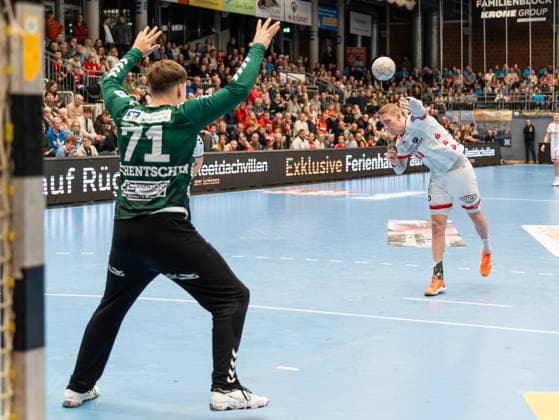 Tom Jansen TuS Ferndorf, 44 on a seven-meter penalty against Luca Tschentscher HSG Nordhorn Lingen, 71 HSG Nordhorn Lingen vs TuS Ferndorf, Handball, 2 Bundesliga, Matchday 14, Season 2025 2026, 05 12 2025 HSG Nordhorn Lingen vs TuS Ferndorf, Handball, 2 Bundesliga, Matchday 14, Season 2025 2026, 05 12 2025 Nordhorn Copyright: xEibner-Pressefoto DamianxKruczynx EP_DKI