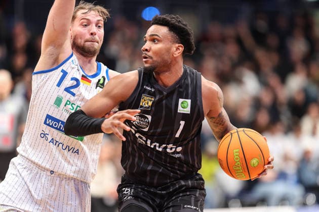 Bernard Joel Pelote III Tigers Tuebingen, 01 on the ball against Kilian Binapfl PS Karlsruhe LIONS, 12 , PS Karlsruhe LIONS vs Tigers Tuebingen, Basketball ProA 2 Bundesliga, 11 Matchday, Season 2025 2026, 05 12 2025, PS Karlsruhe LIONS vs Tigers Tuebingen, Basketball ProA 2 Bundesliga, 11 Matchday, Season 2025 2026, 05 12 2025 Karlsruhe Copyright: xEibner-Pressefoto JanxPrihodax EP_JPA