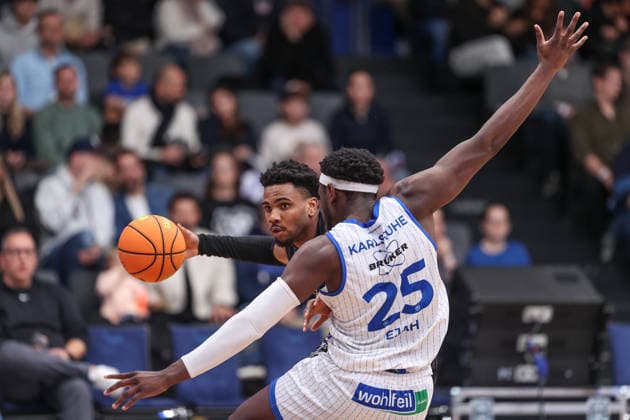 Bernard Joel Pelote III Tigers Tuebingen, 01 in duel with David Opowu Ejah PS Karlsruhe LIONS, 25 , PS Karlsruhe LIONS vs Tigers Tuebingen, Basketball ProA 2 Bundesliga, 11 Matchday, Season 2025 2026, 05 12 2025, PS Karlsruhe LIONS vs Tigers Tuebingen, Basketball ProA 2 Bundesliga, 11 Matchday, Season 2025 2026, 05 12 2025 Karlsruhe Copyright: xEibner-Pressefoto JanxPrihodax EP_JPA