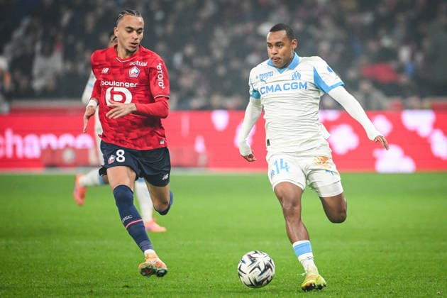 December 5, 2025, Villeneuve-D ascq, France, France: Ethan MBAPPE of Lille and Igor PAIXAO of Marseille during the Ligue 1 match between Lille OSC (LOSC) and Olympique de Marseille (OM) at Pierre Mauroy Stadium on December 05, 2025 in Villeneuve-d Ascq near Lille, France. Villeneuve-D ascq France - ZUMAm308 20251205_zsp_m308_010 Copyright: xMatthieuxMirvillex