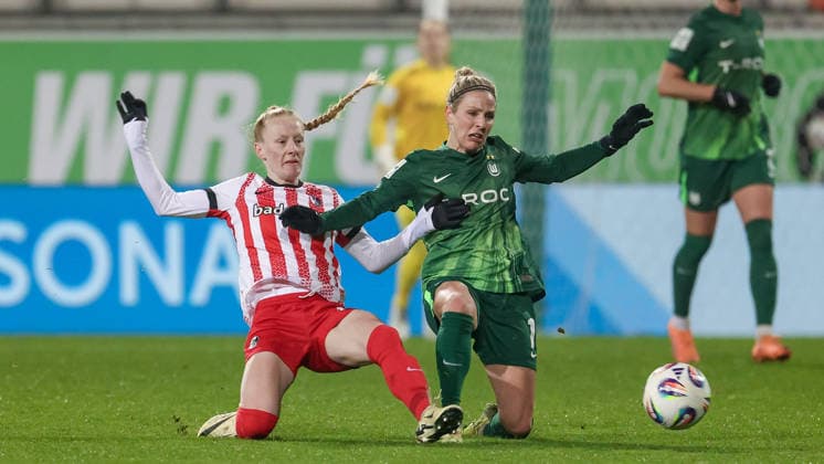 from left Meret Felde SC Freiburg, 4 and Svenja Huth VfL Wolfsburg, 10 in a duel, dynamic, action, action, game scene, THE DFB REGULATIONS PROHIBIT ANY USE OF PHOTOGRAPHS AS IMAGE SEQUENCES AND OR QUASI VIDEO , 05 12 2025, Wolfsburg Germany , Football, Google Pixel Womens Bundesliga, VfL Wolfsburg SC Freiburg xobx