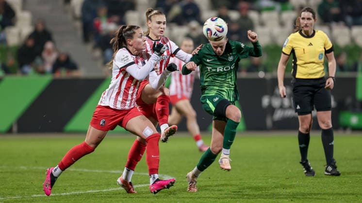 from left Selina Vobian SC Freiburg, 10 , Alena Bienz SC Freiburg, 8 and Vivien Endemann VfL Wolfsburg, 25 in duel, duel, dynamics, action, action scene, THE DFB REGULATIONS PROHIBIT ANY USE OF PHOTOGRAPHS AS IMAGE SEQUENCES AND OR QUASI VIDEO , 05 12 2025, Wolfsburg Germany , Football, Google Pixel Womens Bundesliga, VfL Wolfsburg SC Freiburg xobx
