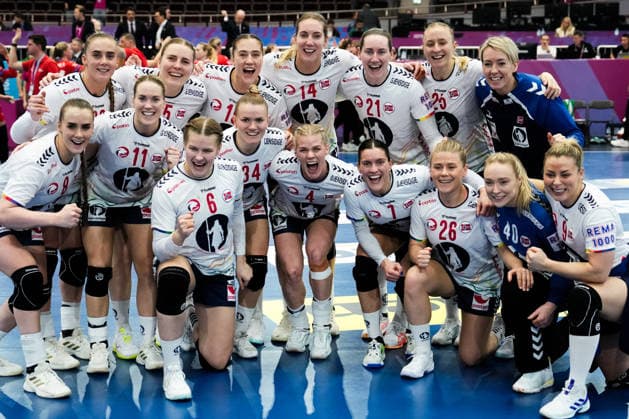 Women s Handball World Championship 2025 Czech Republic Norway Dortmund, Germany 20251205 The handball girls cheer after the intermediate round of the Women s Handball World Championship between the Czech Republic and Norway in the Westfalenhalle Photo Beate Oma Dahle NTB Dortmund Germany EDITORIAL USE ONLY RESTRICTED USE FOR BETTING COMPANIES  Copyright: xBeatexOmaxDahlex xNTBx