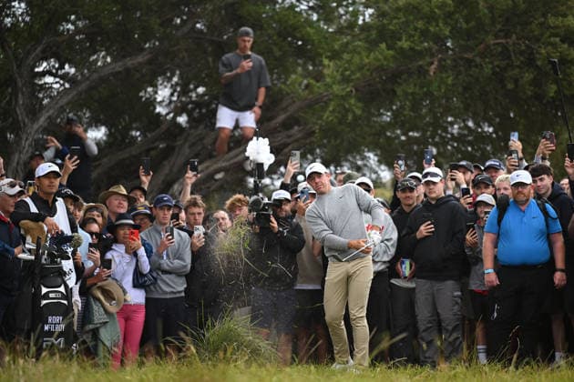 GOLF AUSTRALIAN OPEN, Northern Ireland s Rory McIlroy plays a shot out of the rough on the second hole during round three of the Australian Open Golf tournament at the Royal Melbourne Golf Club in Melbourne, Saturday, December 6, 2025. ( NO ARCHIVING, EDITORIAL USE ONLY MELBOURNE VICTORIA AUSTRALIA  Copyright: xJAMESxROSSx 20251206170005666530