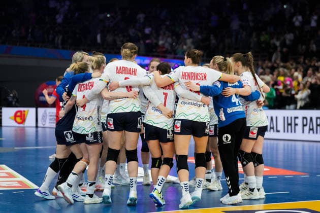 Women s Handball World Championship 2025 Czech Republic Norway Dortmund, Germany 20251205 The handball girls cheer after the intermediate round of the Women s Handball World Championship between the Czech Republic and Norway in the Westfalenhalle Photo Beate Oma Dahle NTB Dortmund Germany EDITORIAL USE ONLY RESTRICTED USE FOR BETTING COMPANIES  Copyright: xBeatexOmaxDahlex xNTBx