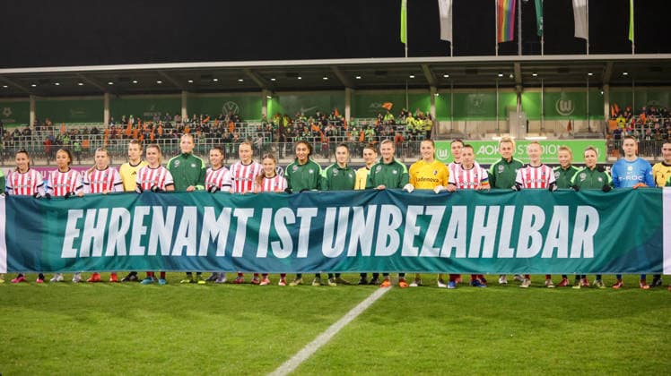 05 12 2025, xgrfx, Soccer Google Pixel Women Bundesliga, VfL Wolfsburg SC Freiburg v l Action Matchday Honorary DFB DFL DFB REGULATIONS PROHIBIT ANY USE OF PHOTOGRAPHS as IMAGE SEQUENCES and or QUASI VIDEO Wolfsburg