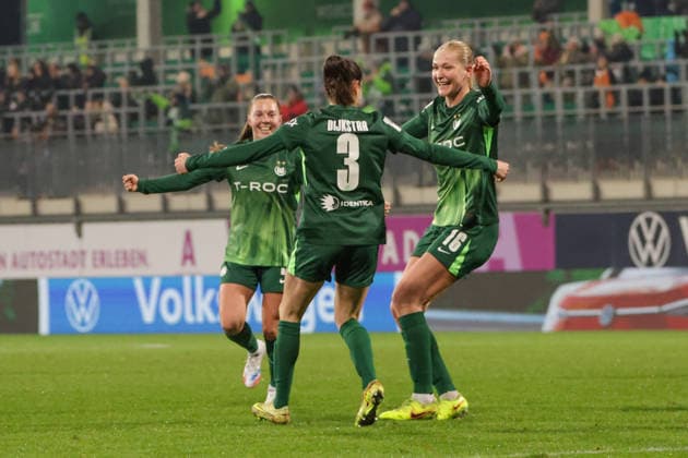 05 12 2025, xgrfx, Soccer Google Pixel Women Bundesliga, VfL Wolfsburg SC Freiburg v l Tor, Catlin Dijkstra VfL Wolfsburg DFL DFB REGULATIONS PROHIBIT ANY USE OF PHOTOGRAPHS as IMAGE SEQUENCES and or QUASI VIDEO Wolfsburg