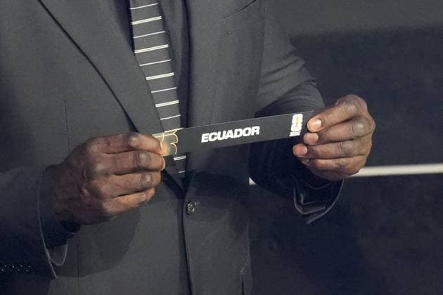Basketball Star Shaquille O™Neal zieht aus Lostopf 2 bei der WM Auslosung Ecuador in die Gruppe E zu Deutschland - Washington 05.12.2025: Weltmeisterschafts-Auslosung 2026, World Cup 2026 Final Draw, John F Kennedy Center *** Basketball star Shaquille O™Neal draws Ecuador from pot 2 in the World Cup draw to join Germany in Group E Washington 05 12 2025 World Cup Draw 2026, World Cup 2026 Final Draw, John F Kennedy Center