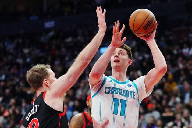 December 5, 2025, Toronto, On, Canada: Charlotte Hornets Ryan Kalkbrenner (11) shoots over Toronto Raptors Jakob Poeltl (19) during first half NBA, Basketball Herren, USA basketball action in Toronto on Friday, Dec. 5, 2025. Canada News - December 5, 2025  - ZUMAc35_ 20251205_zaf_c35_137 Copyright: xFrankxGunnx